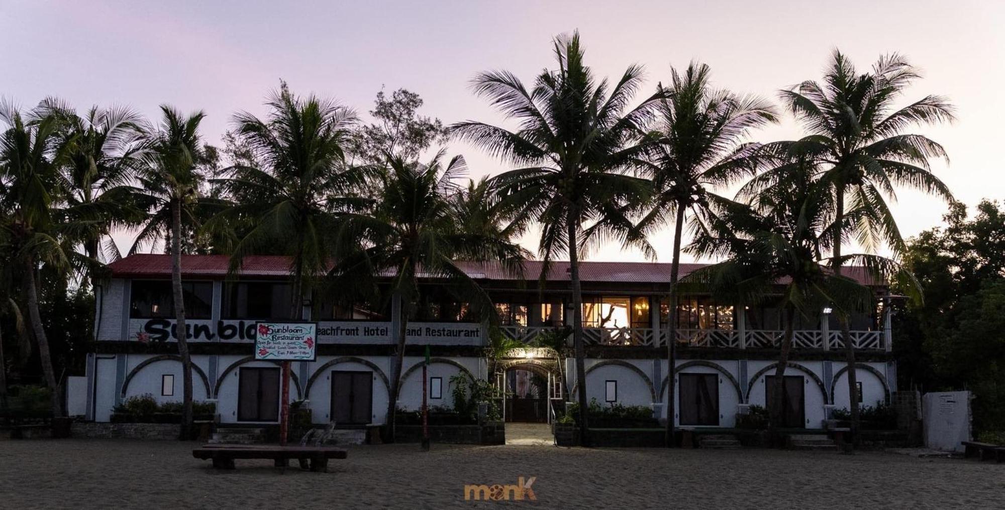 Sunbloom Beachfront Hotel And Restaurant Zambales Sinabacan Exterior photo