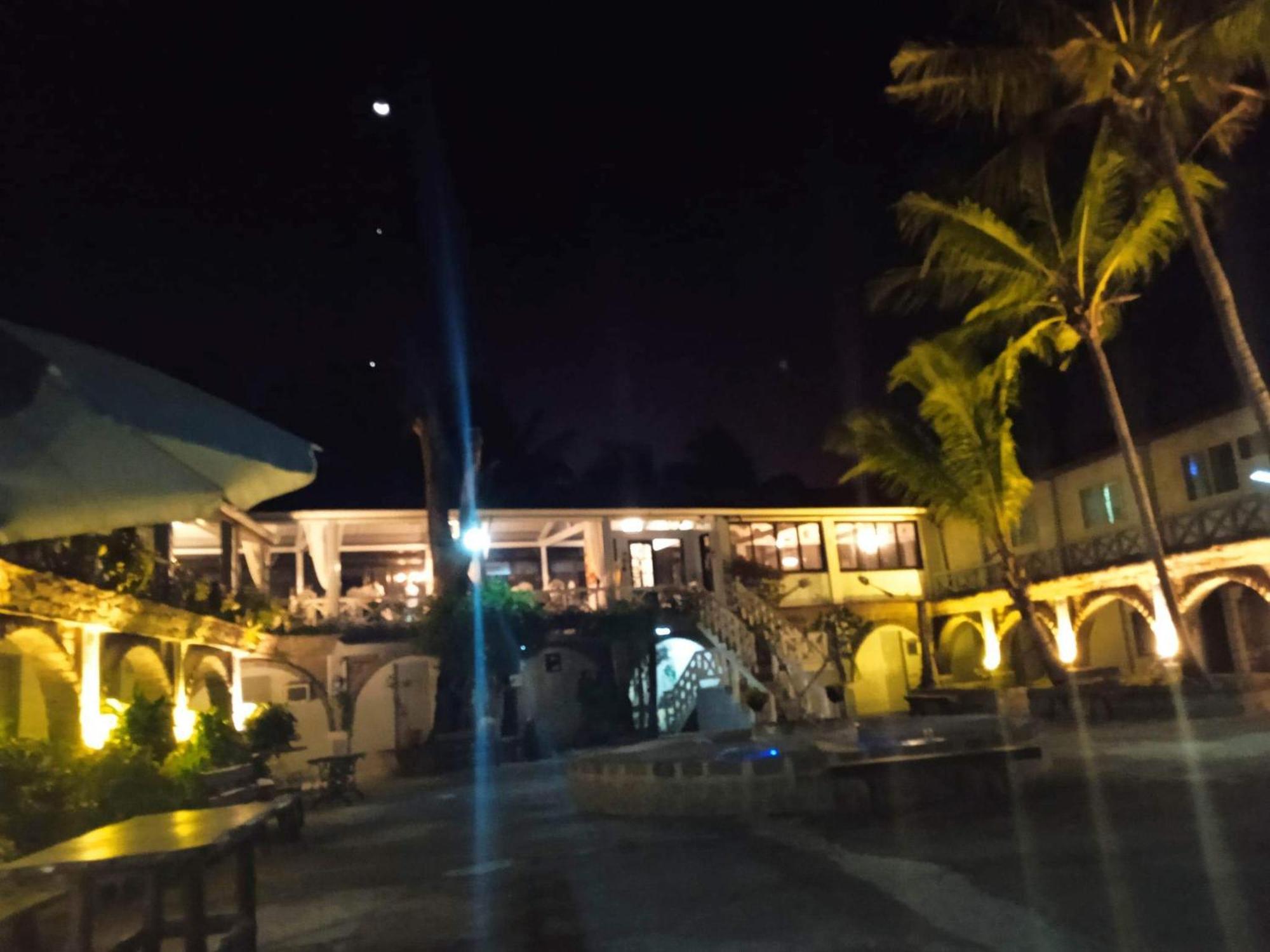 Sunbloom Beachfront Hotel And Restaurant Zambales Sinabacan Room photo